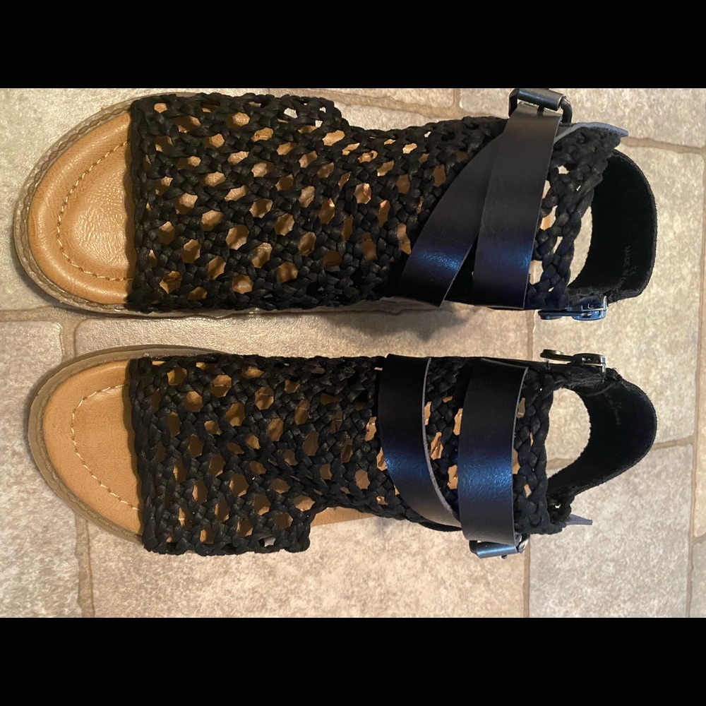 Brands new women’s Blowfish sandals!